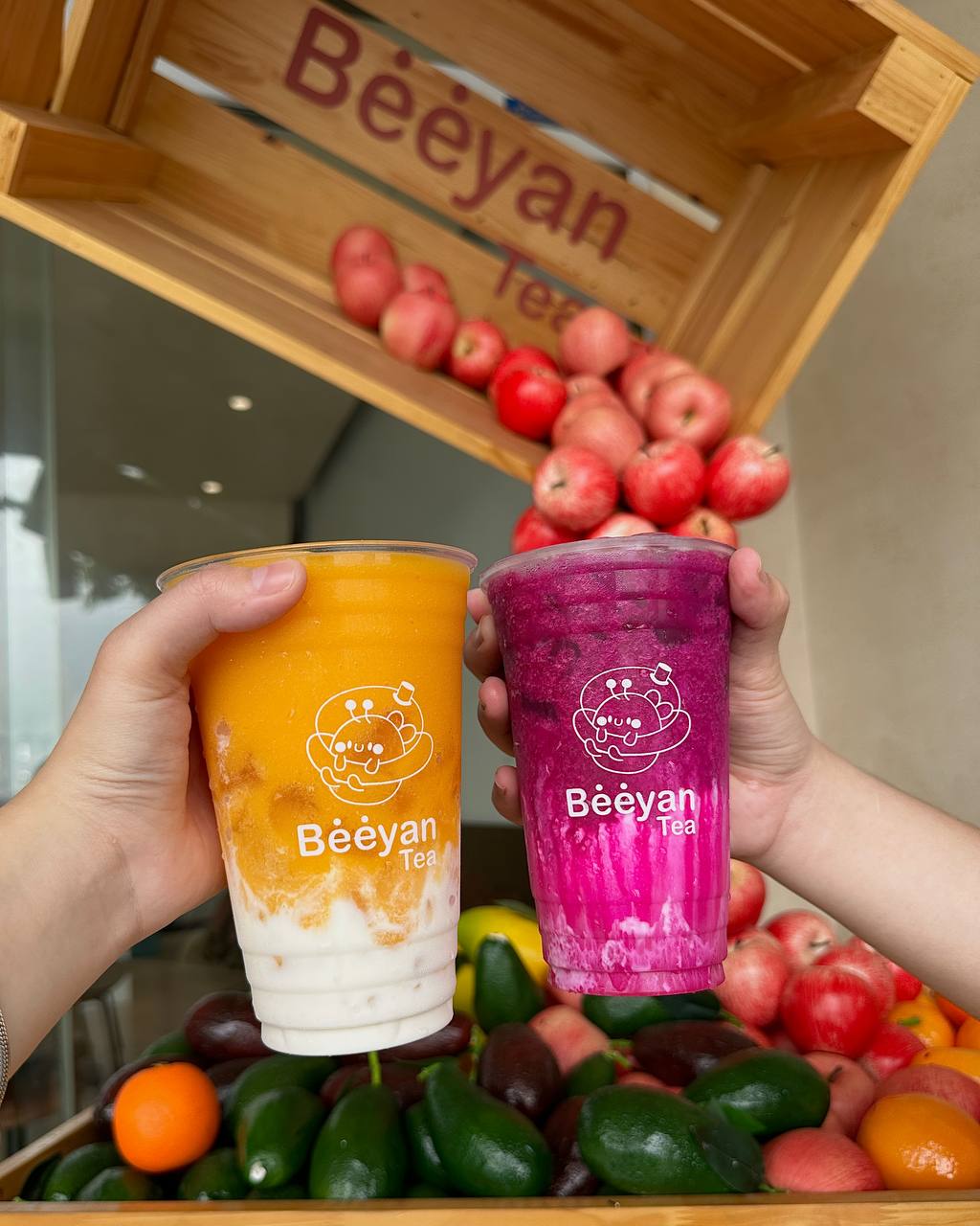 Khách hàng trực tiếp trải nghiệm các sản phẩm smoothie làm từ hoa quả tươi “best-seller” của nhà Beeyan Tea