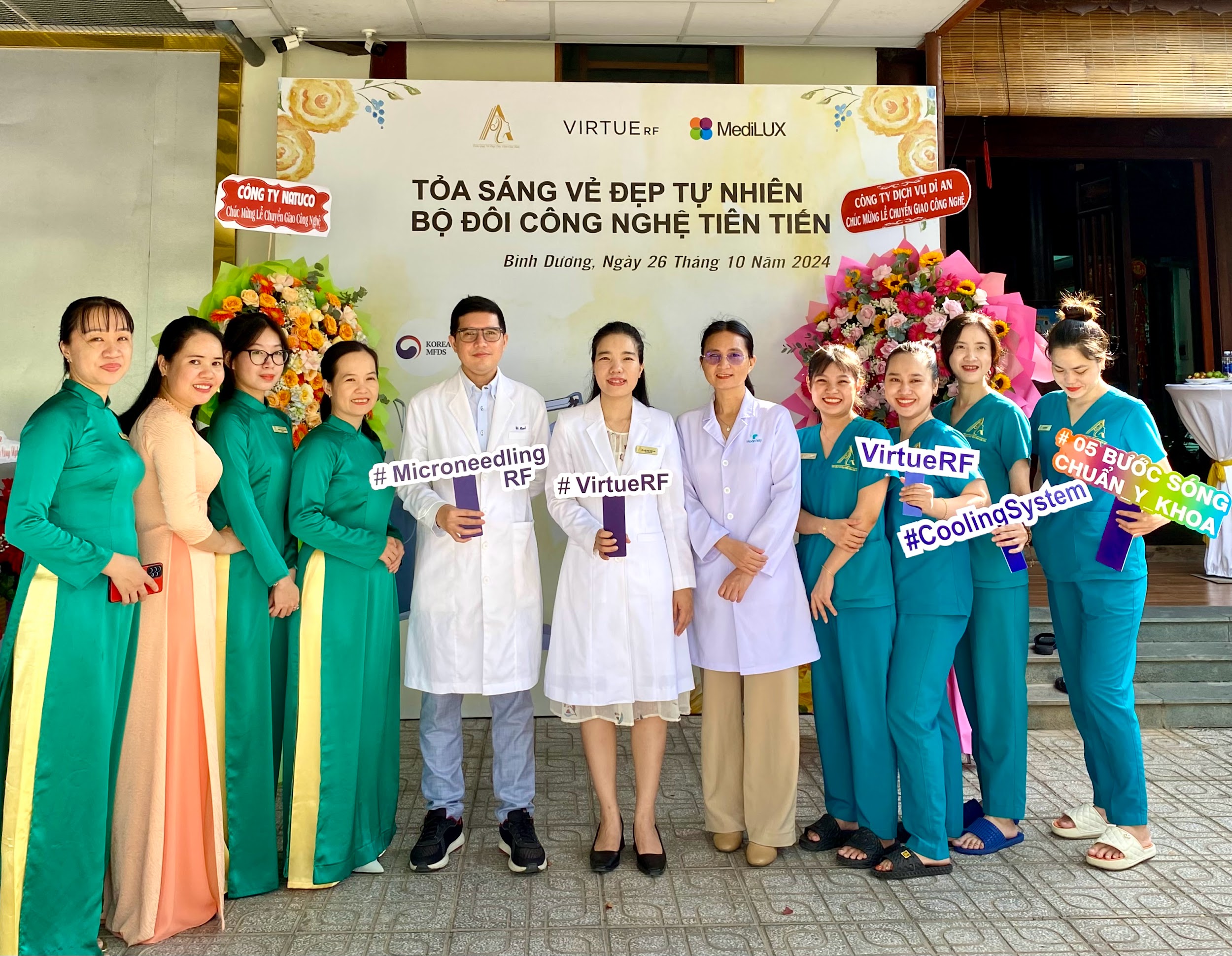 ThS. BS. Hà Thị Thúy An cùng đội ngũ Bác sĩ, Chuyên viên của Phòng khám Chuyên khoa Da liễu tại buổi lễ chuyển giao