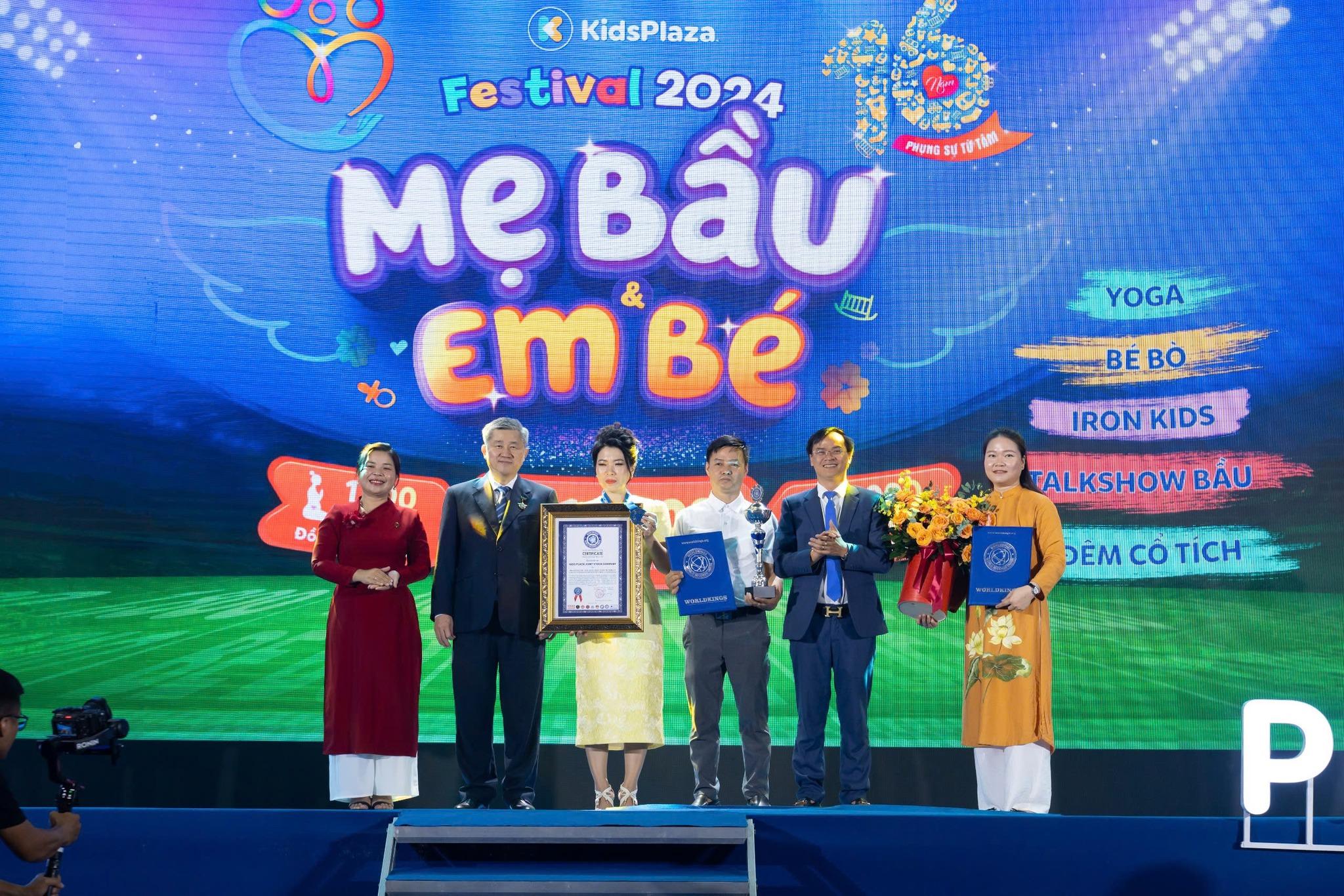 Xác lập kỉ lục Ngày hội Mẹ Bầu và em bé 2024 - Sự kiện có số lượng em từ 6-12 tháng tham gia cuộc thi bò nhiều nhất Thế giới.