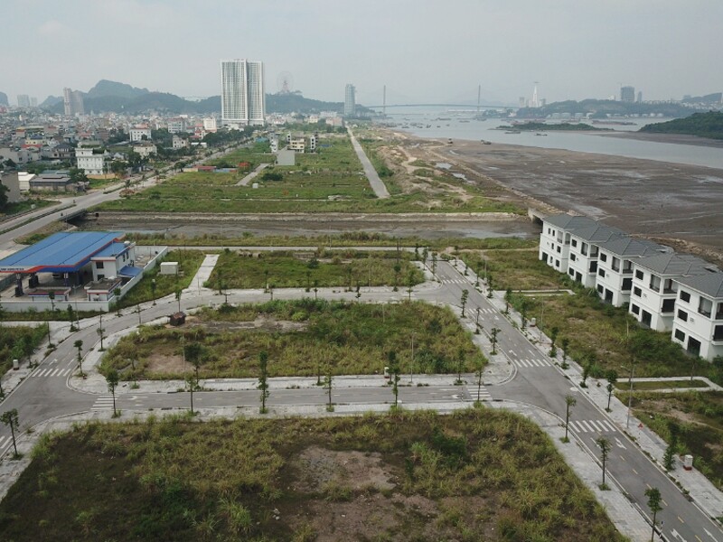 Nhiều khu đô thị ven bờ vịnh Hạ Long (Quảng Ninh) đã hoàn thành nhưng bỏ hoang, không người ở. Thậm chí, nhiều nơi bị biến thành bãi tập kết rác thải.
