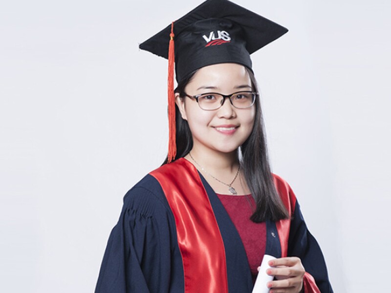 Nguyễn Hàng Phương Dung là thí sinh đầu tiên ở phía Nam đạt điểm tuyệt đối 9/9 IELTS. Dung là cựu sinh viên chuyên ngành Ngôn ngữ Anh của trường ĐH Sư phạm TP.HCM, từng đạt Thủ khoa kỳ thi Olympic quốc gia 30/4 về tiếng Anh (lớp 10, 11).
