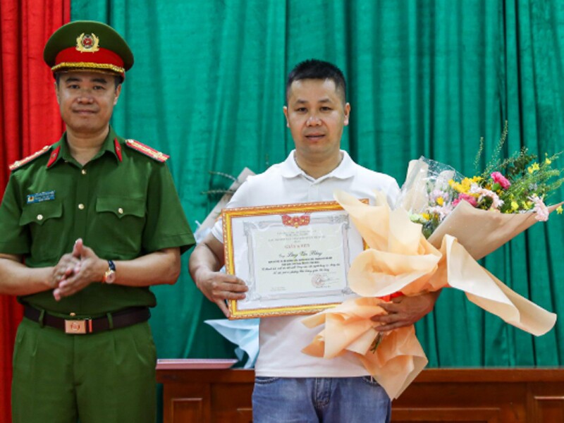 UBND quận Hà Đông, UBND phường Phú Lương (Hà Đông) đã trao quyết định khen thưởng cho anh Lèng Văn Bằng vì hành động cứu người. 
