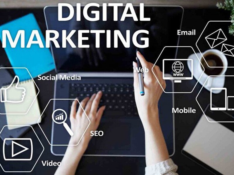 Lĩnh vực Digital Marketing: Digital Marketing chính là những hoạt động Marketing được thực hiện trên nền tảng kỹ thuật số thay vì những phương thức truyền thống như trước kia. Ngành này được dự báo sẽ khát nhân lực trong những năm tới. 
