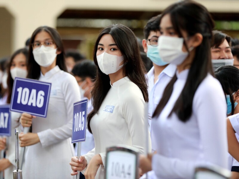 Tự hào là ngôi trường mang tên nhà giáo, Anh hùng lực lượng vũ trang nhân dân Phan Ngọc Hiển, các thế hệ thầy và trò Trường THPT chuyên Phan Ngọc Hiển luôn nỗ lực phấn đấu dạy tốt, học tốt để xứng đáng với tấm gương người anh hùng của quê hương Cà Mau.
