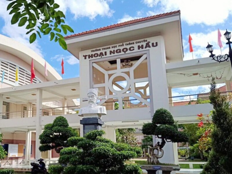 THPT chuyên Thoại Ngọc Hầu được hình thành vào năm 1948 với tên gọi "Collège de Long Xuyên", sang đến năm 1952 nơi đây chính thức đổi tên thành trường THPT Thoại Ngọc Hầu, là ngôi trường trung học đầu tiên của tỉnh An Giang.
