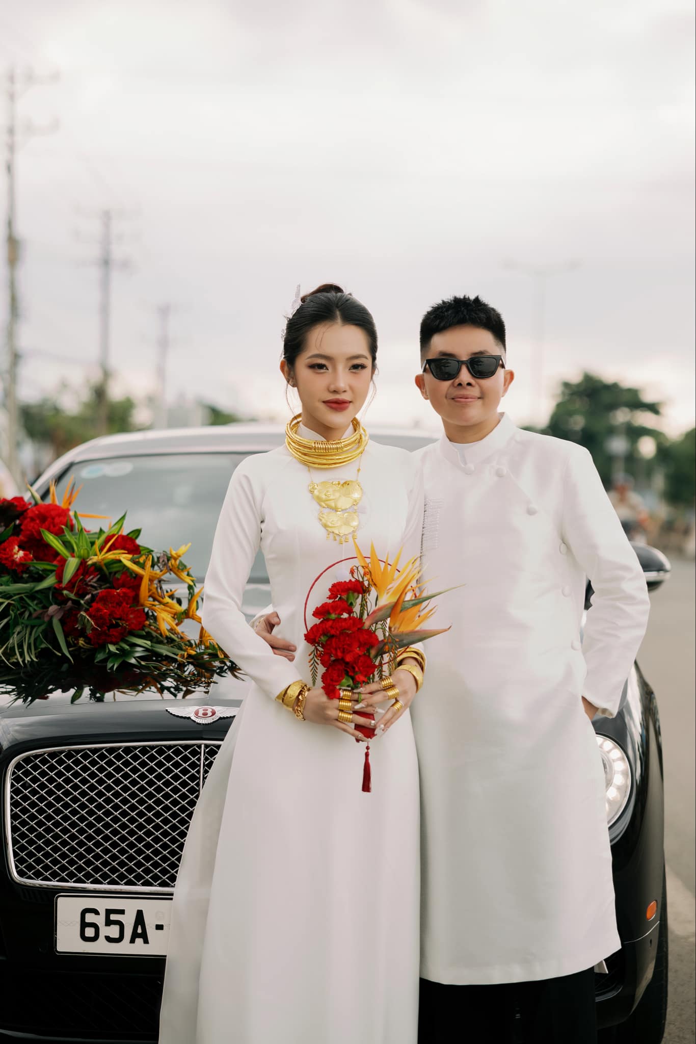 Cặp đôi hạnh phúc khi được gia đình hai bên đồng ý cho đến với nhau với cưới hỏi đàng hoàng