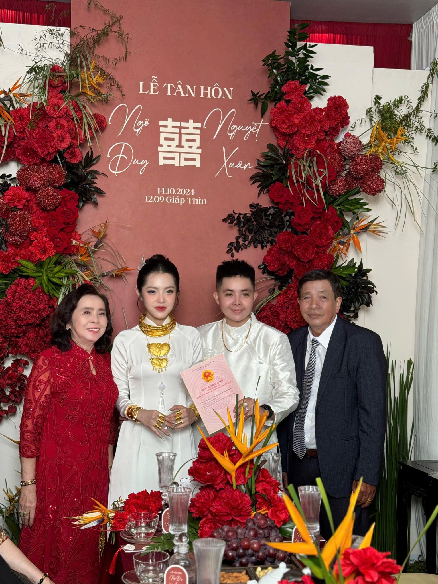 Bố mẹ Ngọc Duy trao quà cưới cho các con trong ngày trọng đại