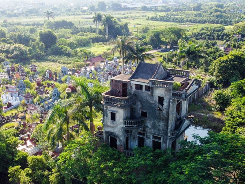 Tại thôn Vị Khê (xã Nam Điền, huyện Nam Trực, Nam Định), có một căn nhà 3 tầng với kiến trúc biệt thự sân vườn. Căn nhà đã được xây xong phần thô nhưng bị bỏ hoang hơn 20 năm nay, nằm biệt lập gần chân đê, hướng ra sông Hồng.  

