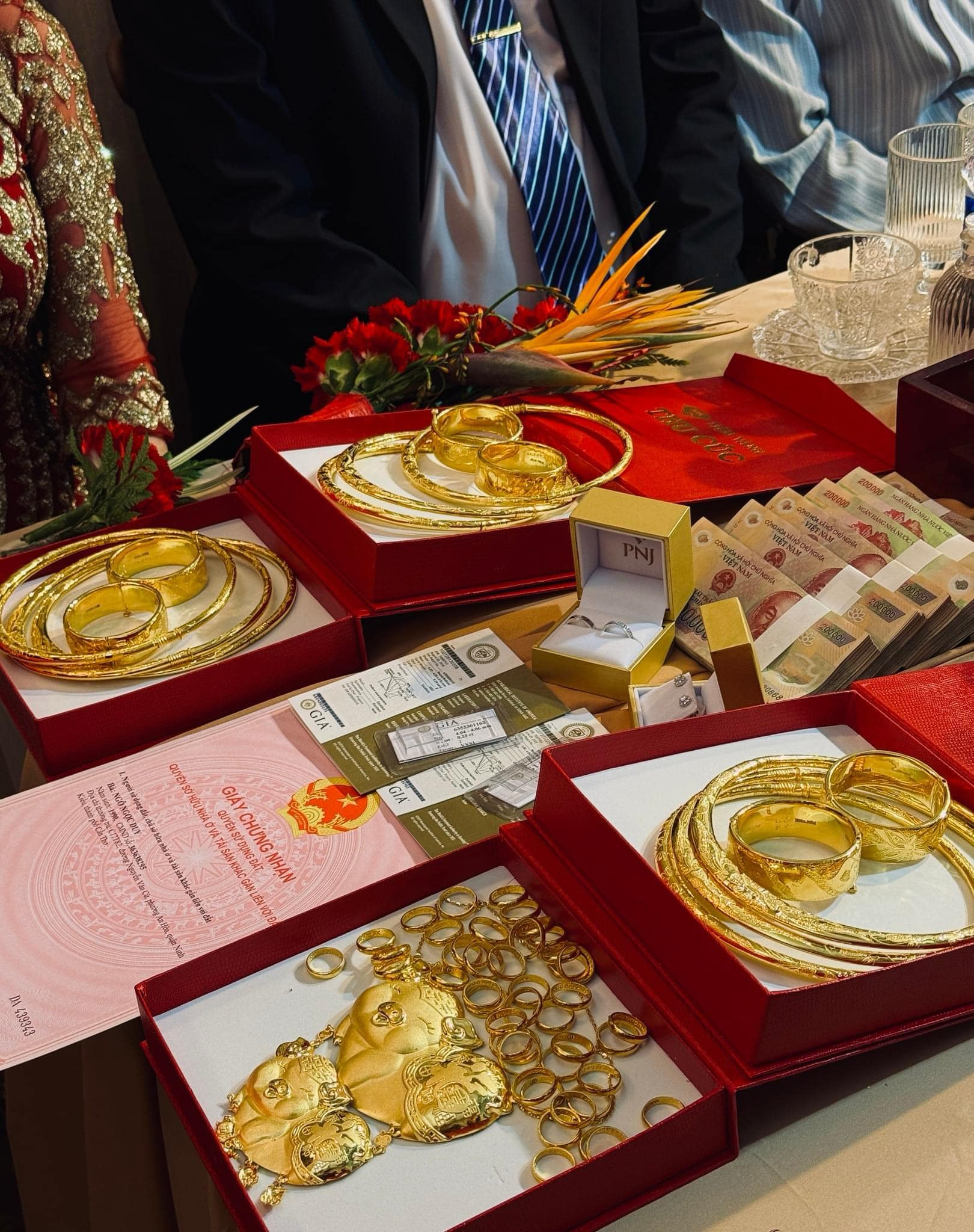 Quà cưới gồm nhiều vàng, trang sức có giá trị cùng sổ đỏ, tiền mặt