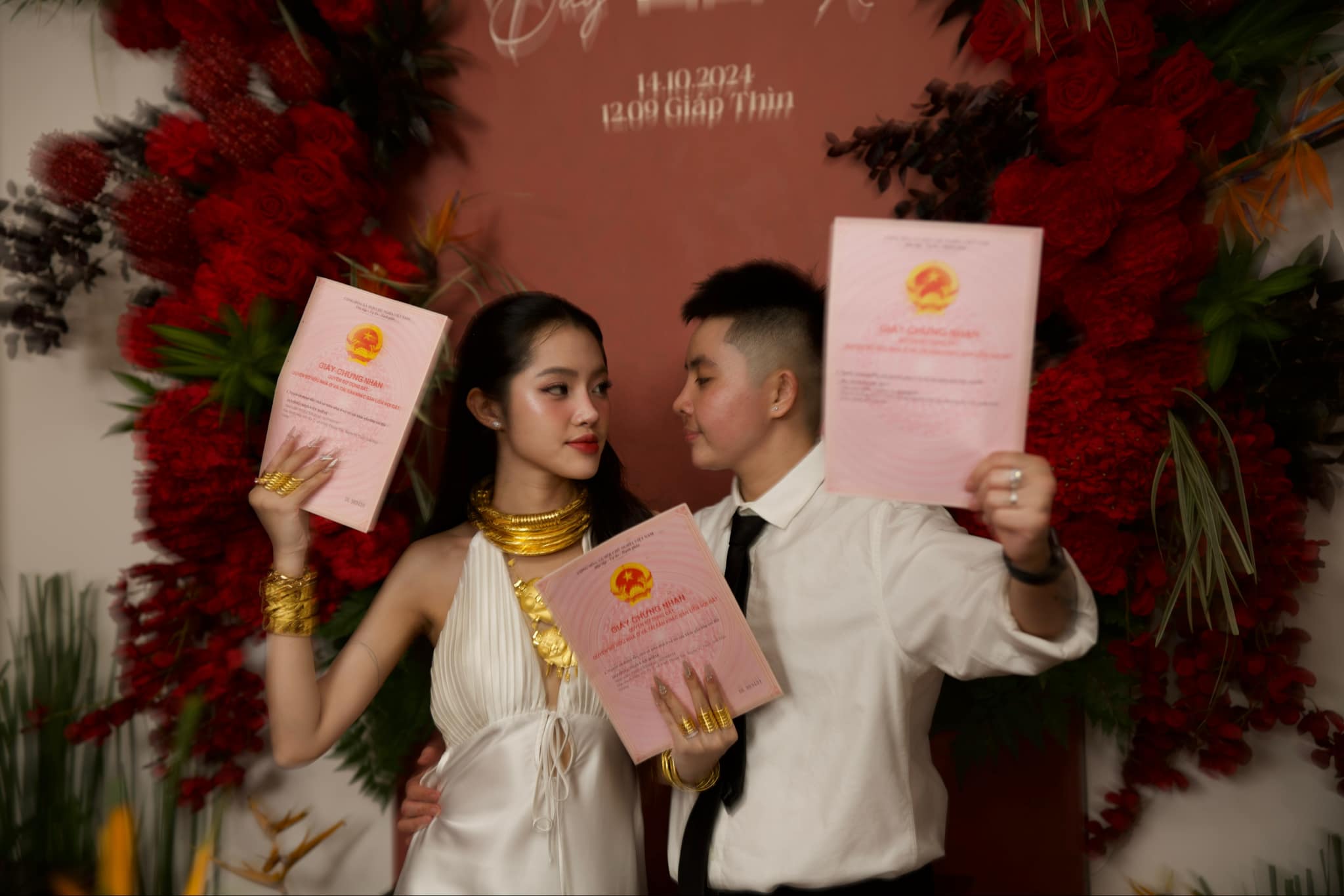 Cô dâu chú rể hạnh phúc khi được gia đình hai bên tặng nhiều món quà có giá trị