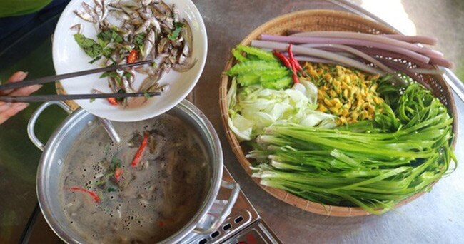 Hẹ nước là nguyên liệu không thể thiếu trong món lẩu mắm miền Tây