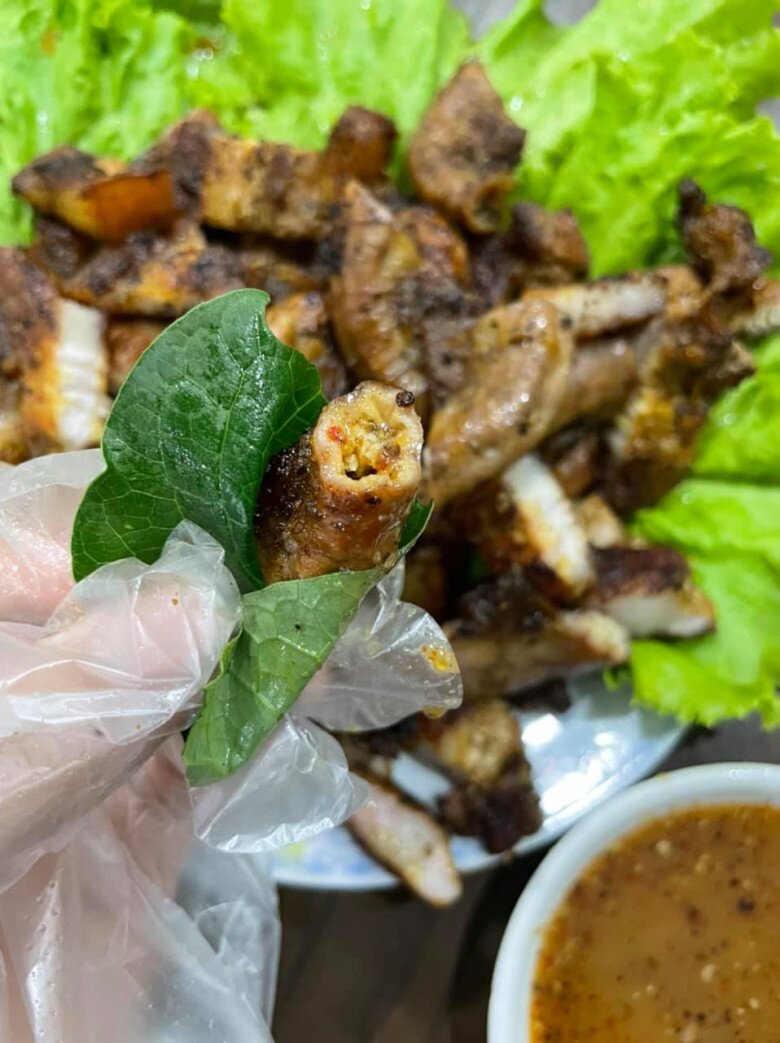 Lá dổi ăn kèm với các loại thịt và hải sản nướng, lá có tinh dầu thơm nhẹ, hơi giống với hạt dổi nên người thành phố thích thú