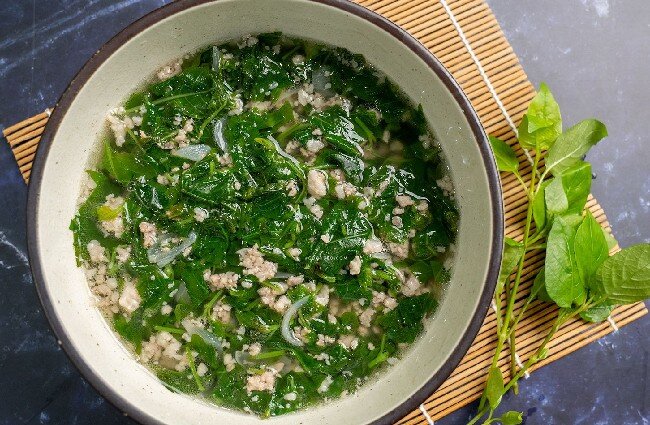 Canh rau xương cá thịt bằm có vị ngọt thanh, lạ miệng và hương vị cuốn hút