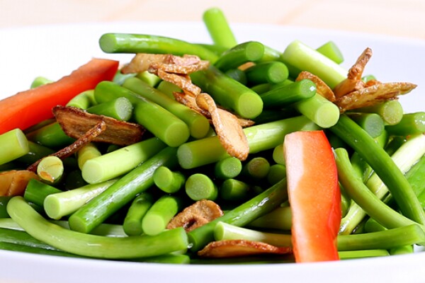 Ngồng tỏi xào bò, xào tỏi là món ăn có hương vị lạ