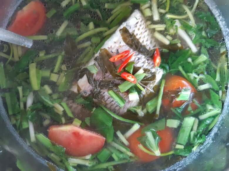 Lá chụp giấm nấu canh cá là đặc sản nổi tiếng, hiện nay có mặt trong nhiều nhà hàng, quán ăn