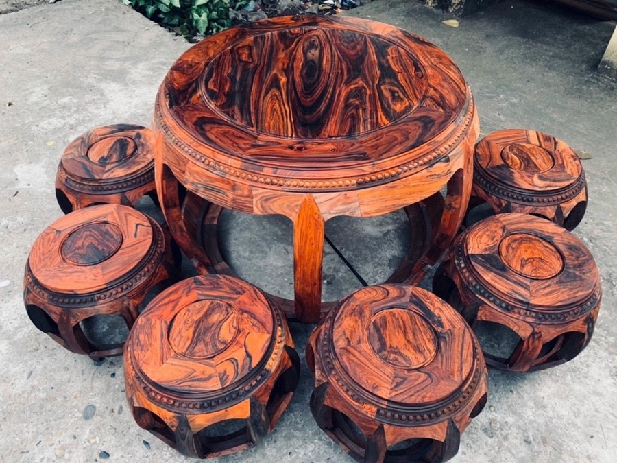 Gỗ trắc được sử dụng để làm bàn ghế, đồ mỹ nghệ khi có đường vân đẹp, màu gỗ nổi bật độc lạ.