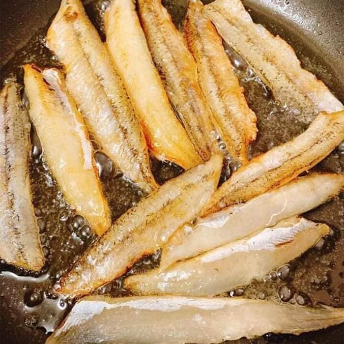 Loài cá này có nhiều xương nhưng thịt trắng và thơm, từ xưa đã gắn với bữa cơm của người dân miền biển