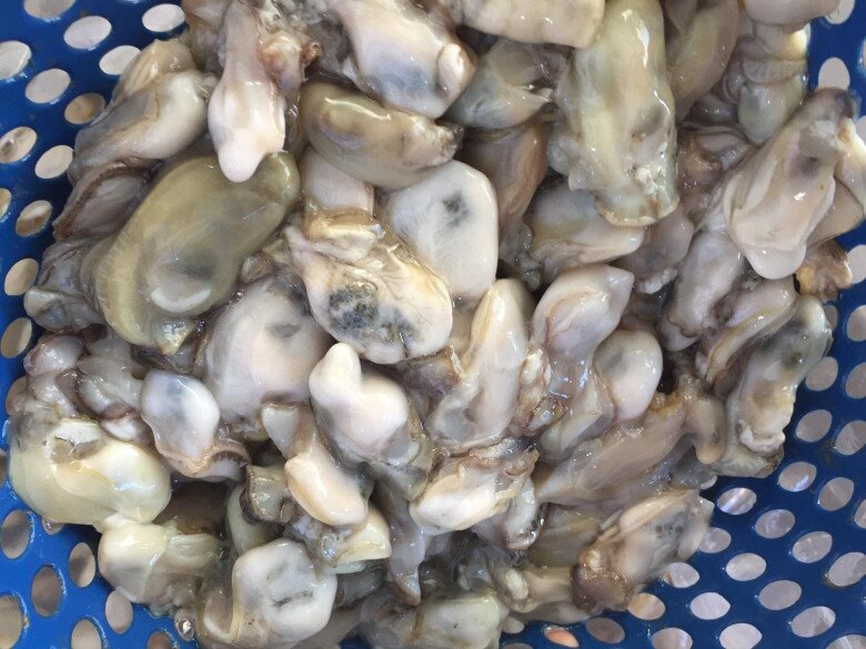 Ruột hà được bán ở thành phố với giá 150.000 đồng/kg, mấy năm nay được người thành phố ưa chuộng