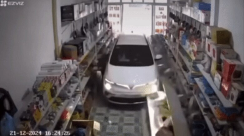 Hiện trường vụ tai nạn. Ảnh cắt từ clip