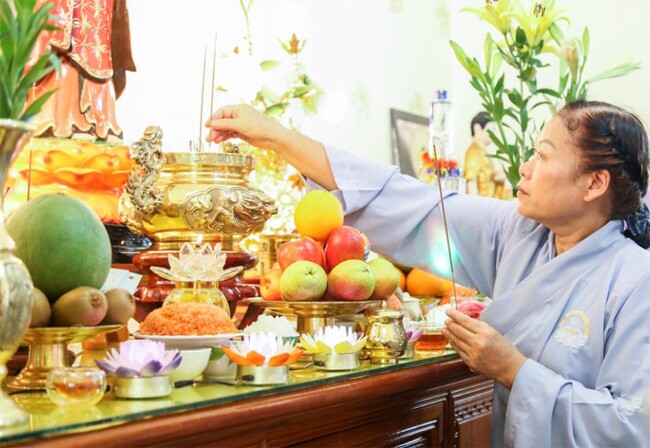 Theo chuyên gia phong thủy, trong ngày rằm thông thường dân gian sử dụng hương thắp theo số lẻ