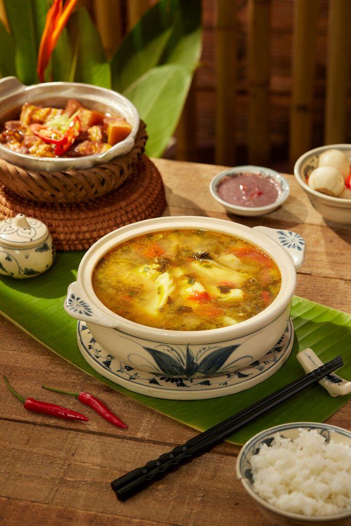 Canh cá tầm nấu lá bông vang trong một nhà hàng ở Hà Nội