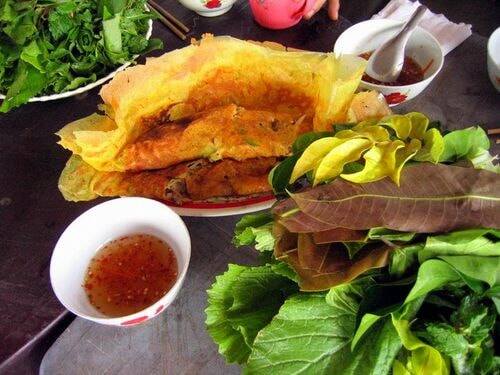 Ở phương Tây, lá bánh xèo cùng với các loại rau rừng khác được ăn cùng bánh xèo