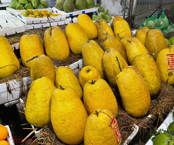 Loại quả này có tên lạ, kích thước khủng, được người thành phố săn lùng để trưng Tết