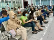 Ngày đầu bán vé tàu Tết: Nhiều người đến ga từ 3 giờ sáng, 21.000 vé hết vèo trong 90 phút