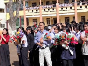 Tin tức - Xúc động màn chia tay "thầy hiệu trưởng mãi đỉnh" của hàng nghìn học sinh