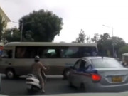 Tin tức - Hà Nội: Xe khách chở học sinh đột ngột băng qua đường, tài xế lao xuống đánh người khi bị nhắc nhở