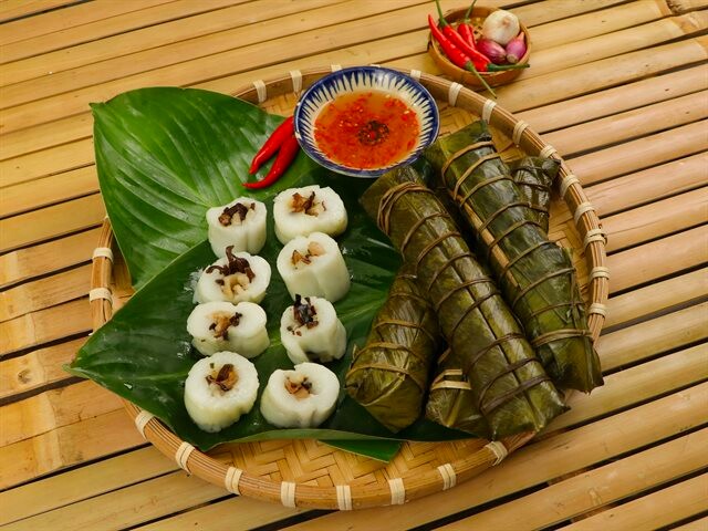 Giờ đây bánh rắn được bán ở thành phố với giá 100.000 đồng/chục