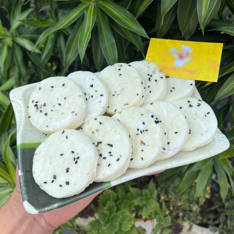 Bánh sắn được bán trên chợ mạng với giá 50.000 đồng/chục