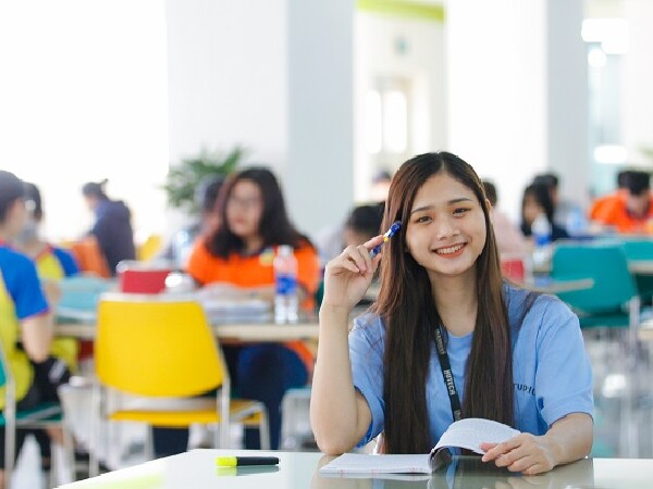 Năm 2024, điểm chuẩn ngành Thương mại điện tử ở top cao