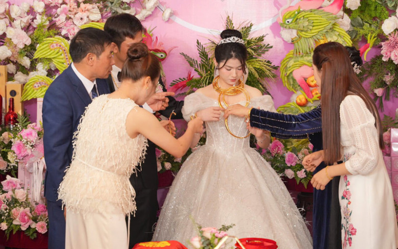 Choáng ngợp với 5 đám cưới amp;#34;siêu khủngamp;#34; trong năm 2024: Có cô dâu được bố mẹ đẻ tặng hồi môn 1.000 cây vàng - 7