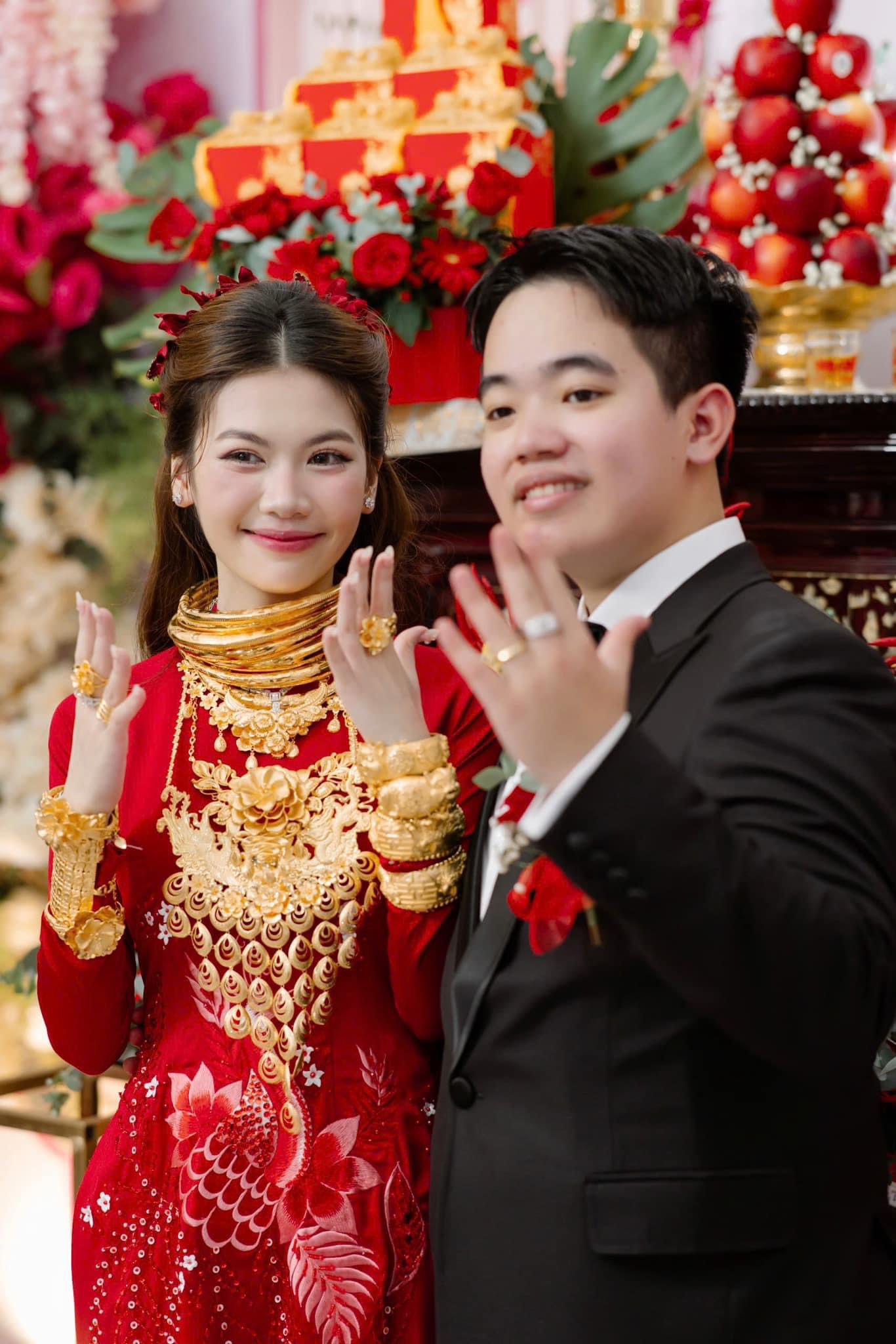 Trong đám cưới, cô dâu đeo ngập vàng ở cổ và tay 