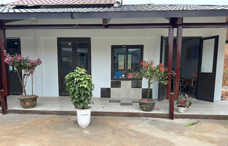 Phía trước các lớp học của điểm trường mới được thầy cô trang trí rất nhiều chậu hoa.