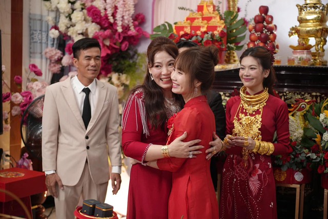 Hai bà sui chụp ảnh kỷ niệm trong ngày vui của các con