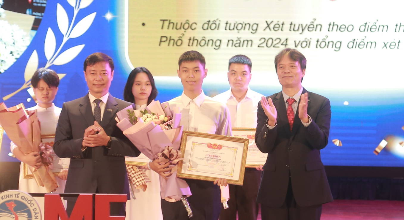Tân thủ khoa Nguyễn Quang Minh nhận được bằng khen và học bổng toàn phần 100% học phí từ trường Đại học Kinh tế Quốc dân