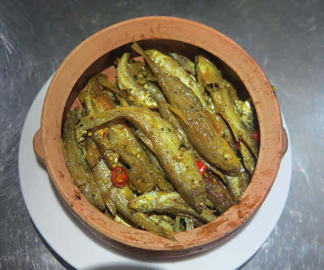 Cá vặt là tổng hợp các loại cá bé ở đồng ruộng hay ở biển, trước đây gắn với những bữa cơm của người dân nghèo