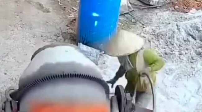 Người phụ nữ bị điện giật khi đang trộn hồ. Ảnh chụp màn hình