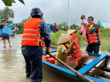 Lũ lên nhanh, hàng chục nhà dân ở Quảng Ngãi chìm trong biển nước