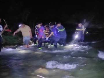 Xe đầu kéo rơi xuống vực sâu 100m trên quốc lộ 49