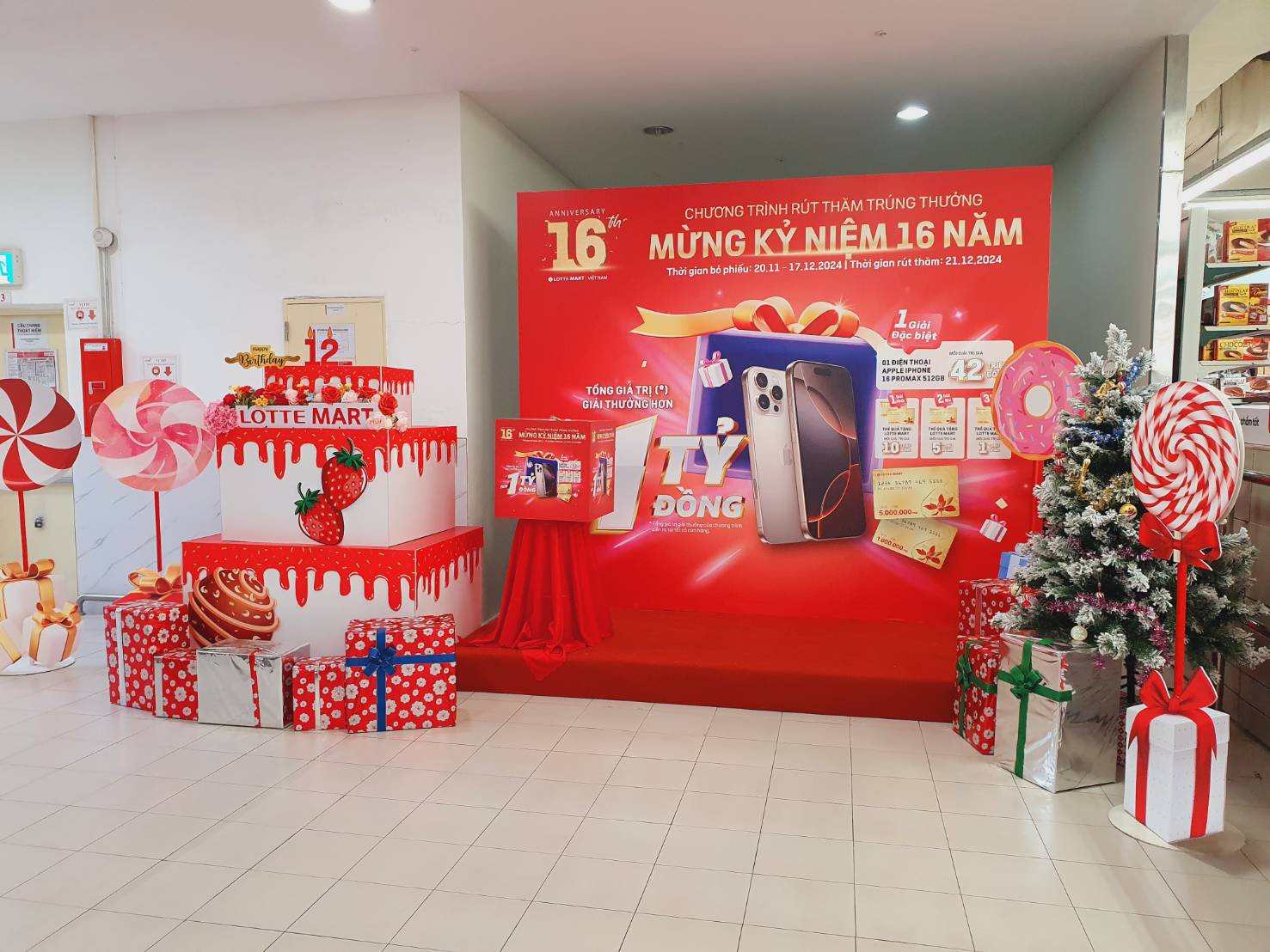 Hoạt động rút thăm trúng thưởng mừng kỷ niệm 16 năm của LOTTE Mart