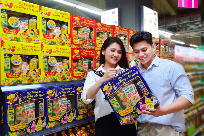 Các chị em dễ dàng mua những set quà Tết hay những sản phẩm dầu ăn, nước mắm, hạt nêm Tường An tại các kênh truyền thống, kênh hiện đại hay cả các nền tảng thương mại điện tử