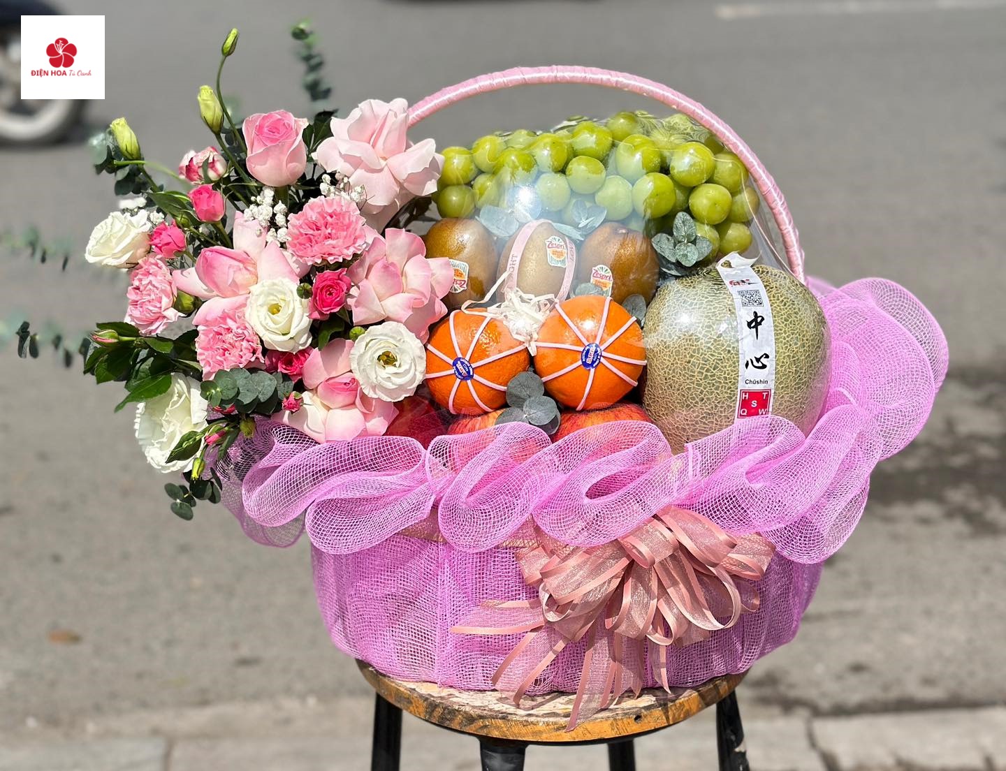 Giỏ quà được Điện hoa Tú Oanh thiết kế tinh tế dành riêng cho các dịp lễ, tết đặc biệt