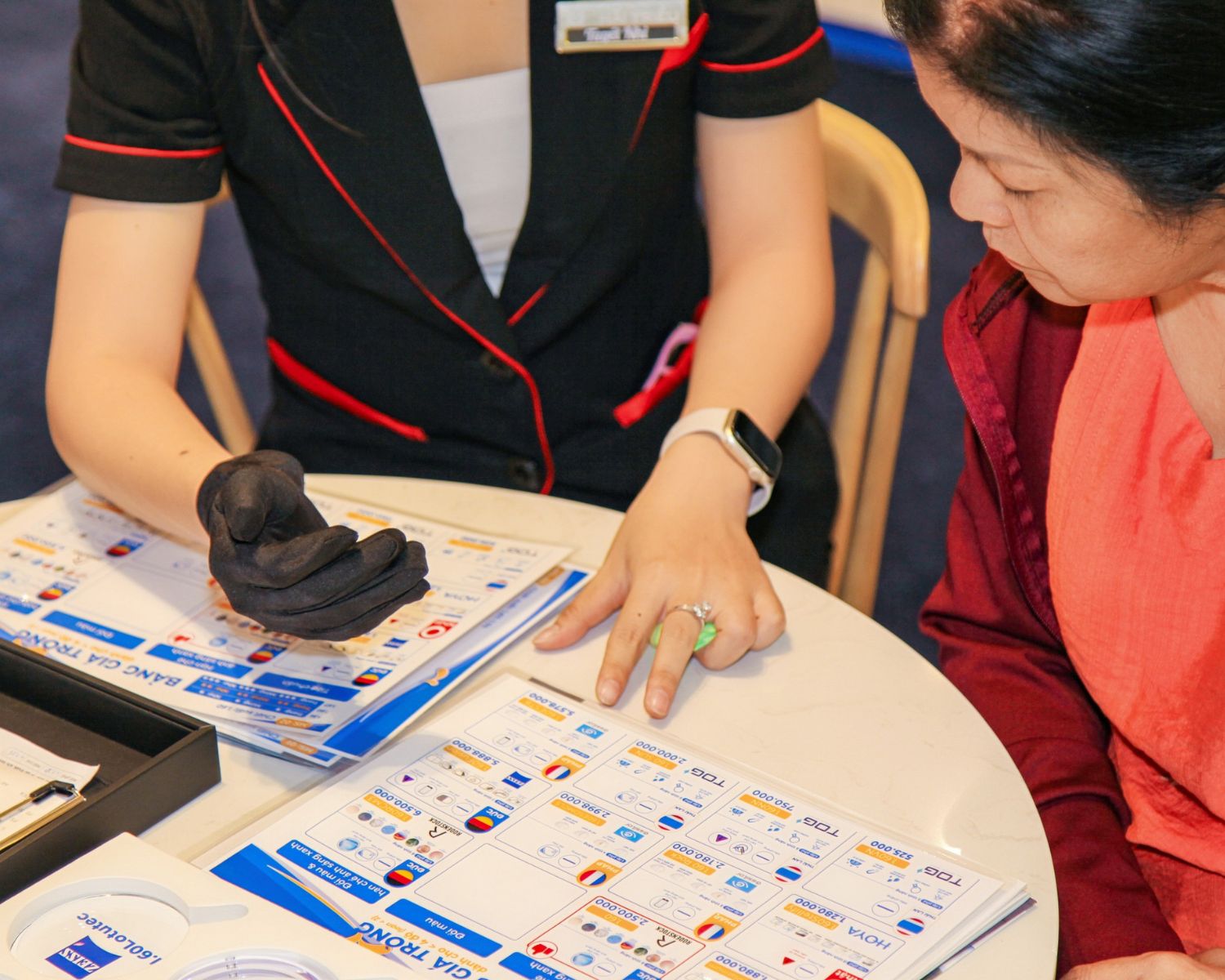 Hải Triều cam kết minh bạch về giá cả và chính sách bảo hành đối với tất cả các sản phẩm tròng kính