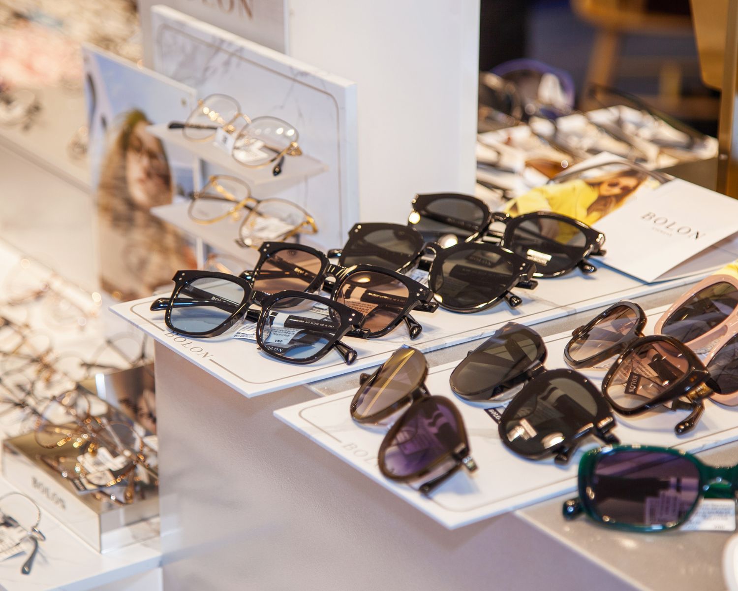 Việc bài trí khoa học còn thể hiện ở cách sắp xếp sản phẩm theo từng phong cách, chất liệu, kiểu dáng, giúp khách hàng dễ dàng định hình phong cách cá nhân