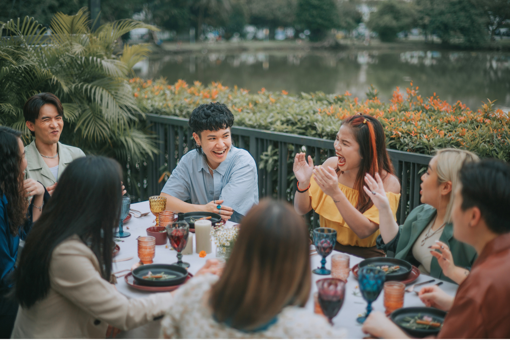 Thay vì tham gia tất cả, hãy chọn lọc những bữa tiệc thật sự cần thiết. Ảnh: Canva.