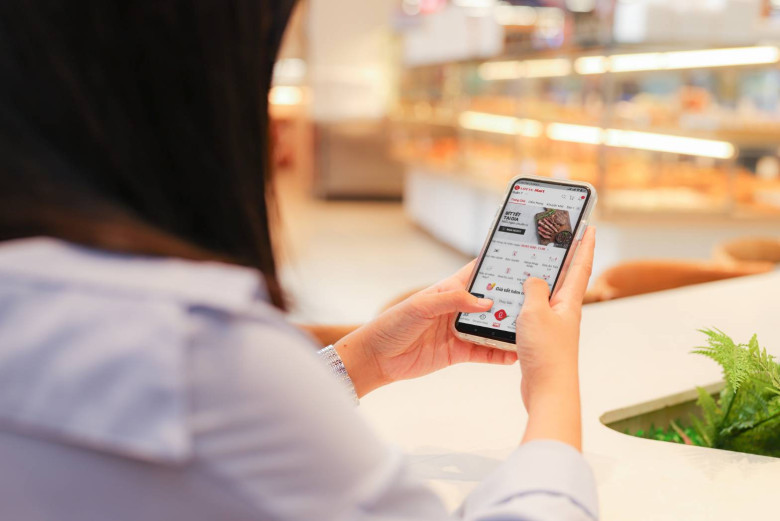 Khách hàng thành viên đang sử dụng ứng dụng LOTTE Mart Online có thể dễ dàng kiểm tra lại các đơn hàng trực tiếp và trực tuyến đã thực hiện trong 3 tháng gần nhất