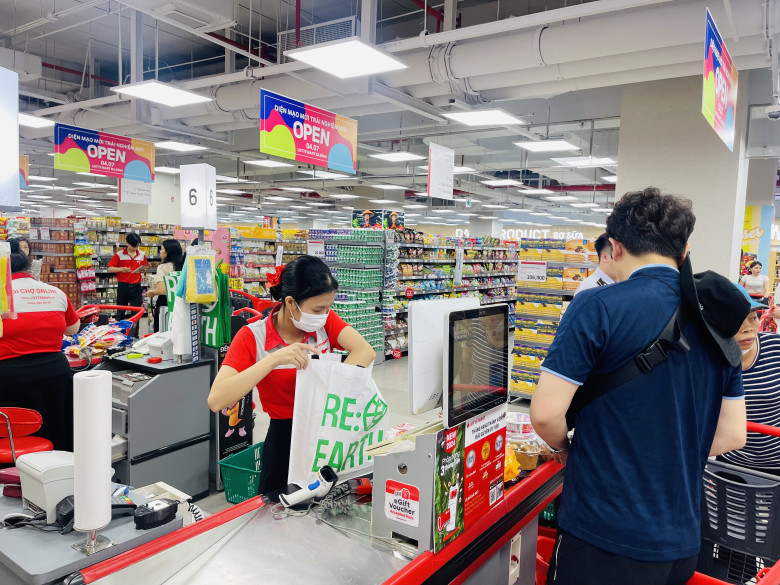LOTTE Mart thường xuyên khuyến khích khách hàng sử dụng túi môi trường, giảm thiểu túi nilon khi mua sắm